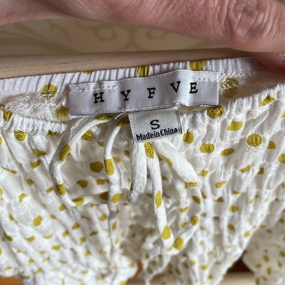 Feminine polkadot ruched crop top. - Picture 3 of 7